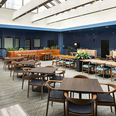 南埃德蒙顿福朋喜来登酒店 外观 照片