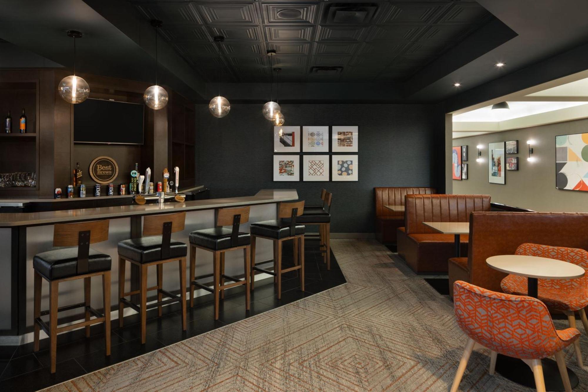 南埃德蒙顿福朋喜来登酒店 外观 照片